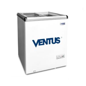 Imagen de un congelador Ventus modelo CTV-110 de costado, cerrado y apagado. El congelador está vacío y se encuentra sobre un fondo blanco.