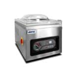 Foto de la selladora al vacío Ventus VSV-300 de color acero brillante sobre un fondo blanco. Se aprecia solo la máquina, con su panel frontal que tiene botones de control. No hay otros elementos en la imagen. Es una foto limpia que destaca las cualidades del acabado metálico de esta selladora de vacío para conservación de alimentos.
