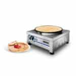 Crepera eléctrica Ventus VCE-1 de costado con un crepe cocinando encima y un plato con crepe delante