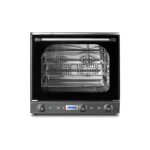 Imagen de un horno eléctrico de convección Ventus modelo VHC-4A de acero brillante, visto de frente con la puerta negra cerrada y apagado. El horno tiene un panel de control con botones en la parte inferior frontal. La puerta tiene doble vidrio y un mango de acero inoxidable. El horno incluye 4 bandejas en su interior.