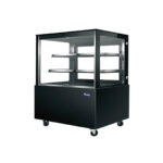 Vitrina refrigerada Atosa WDG126F vacía en vista diagonal con fondo blanco