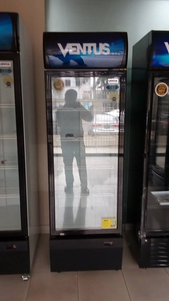 Conservadora vertical de 1 puerta para bebidas y lácteos