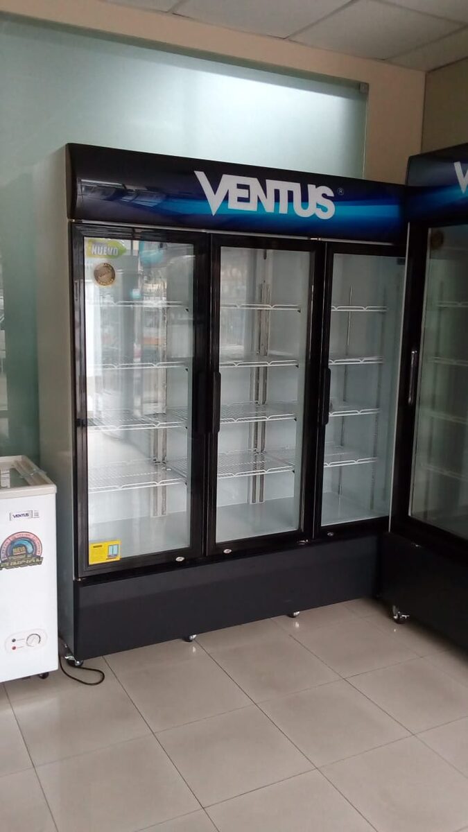 Conservadora vertical de 3 puertas abatibles para bebidas