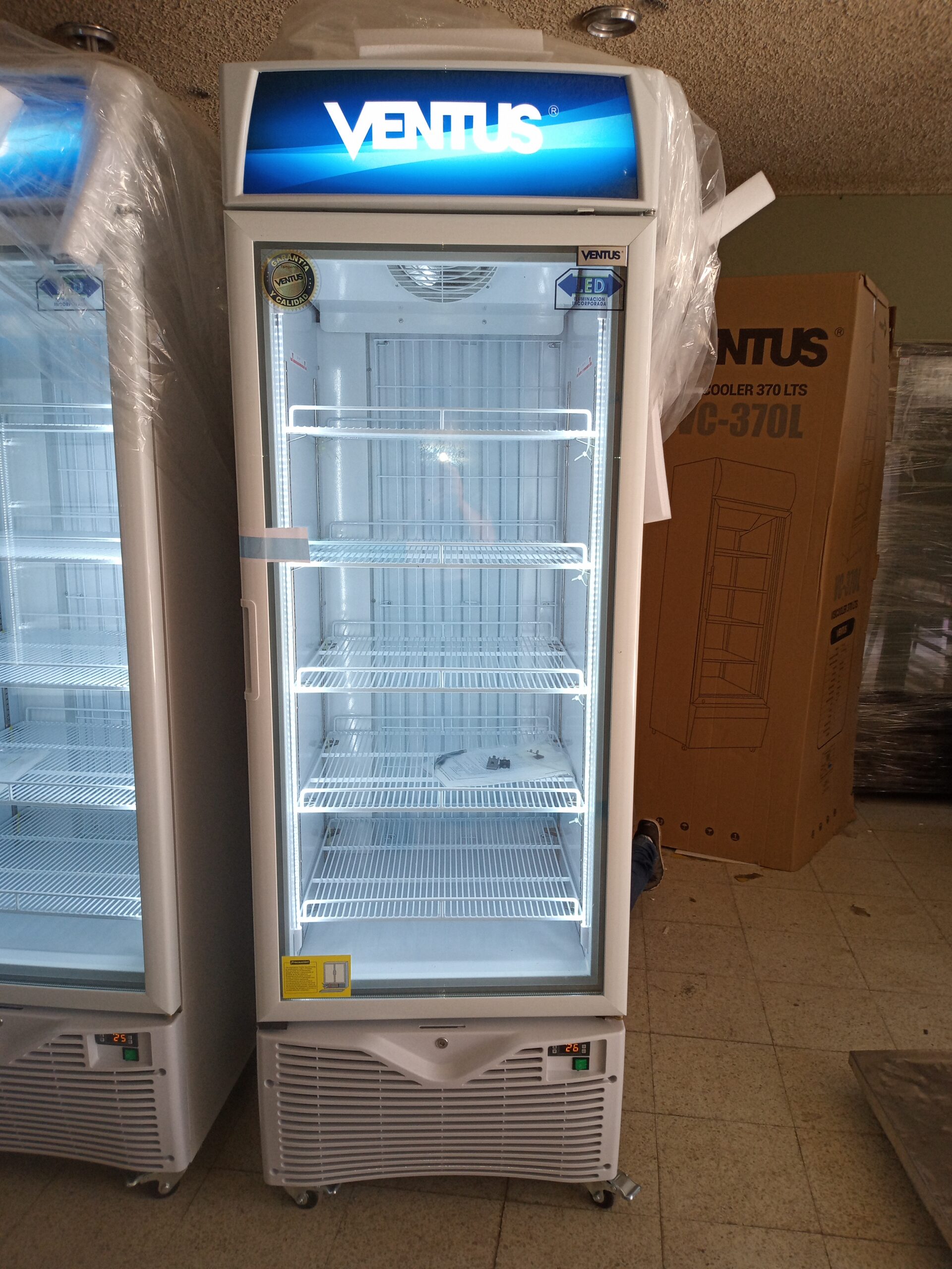 Exhibidor congelador vertical con triple vidrio de 4 mm