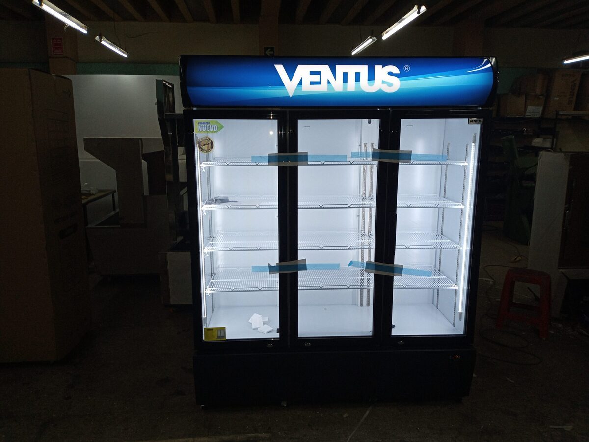 Interior con estantes ajustables para productos envasados