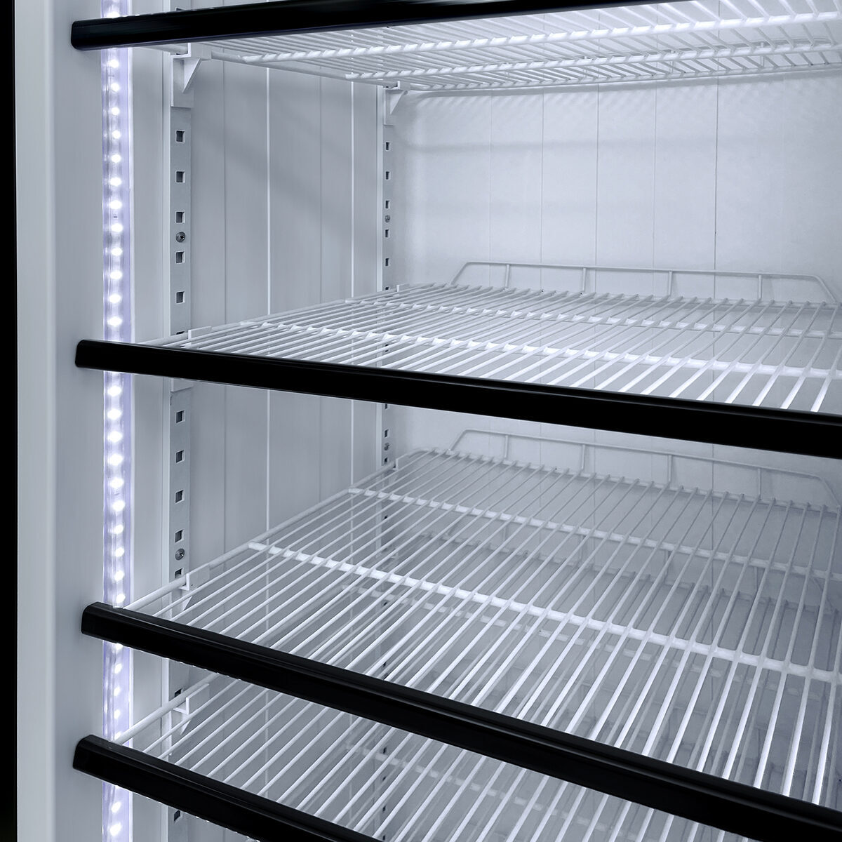 Camara interior con estantes para jugos y productos envasados
