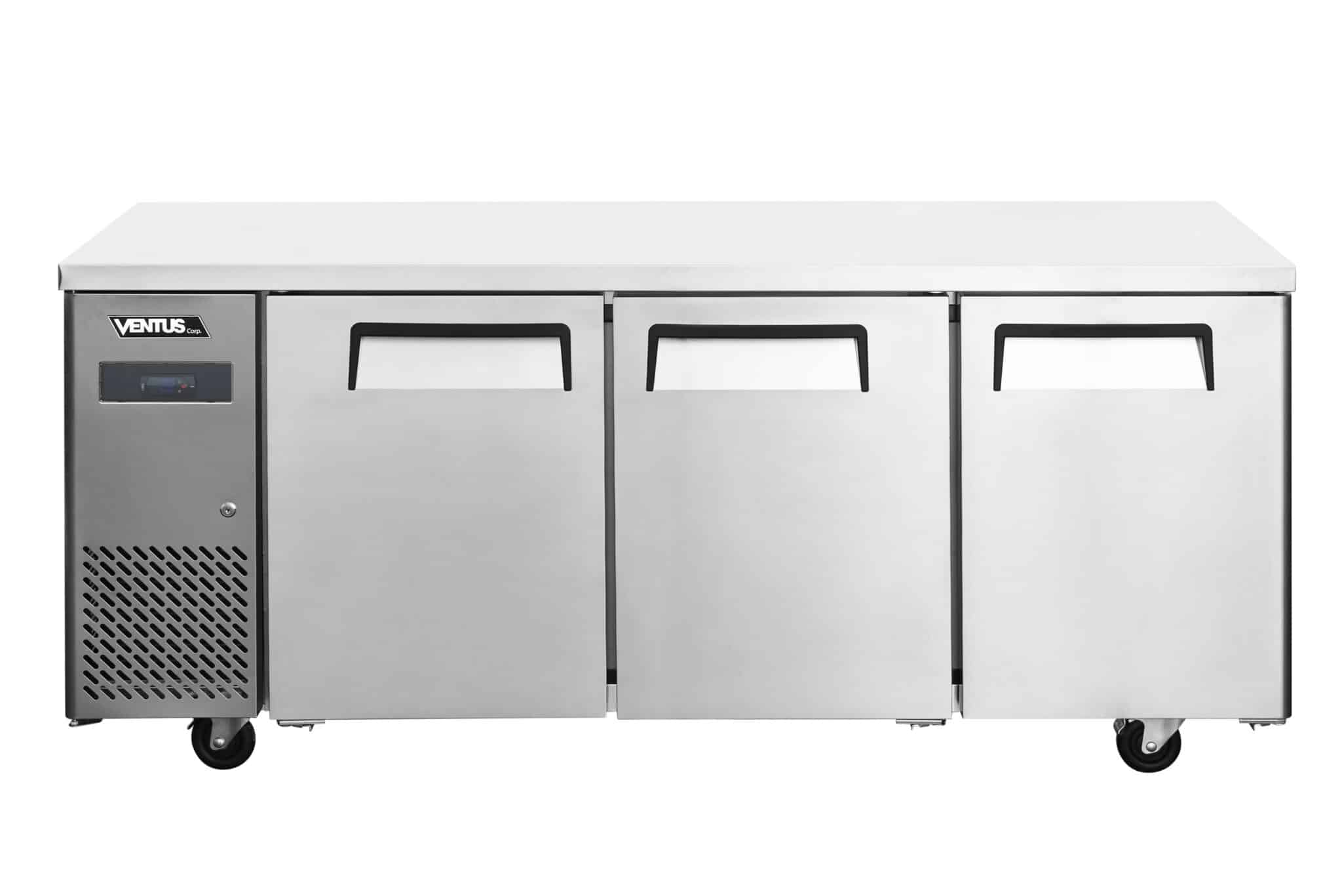 Mesa refrigerada de tres puertas de acero inoxidable, vista frontal