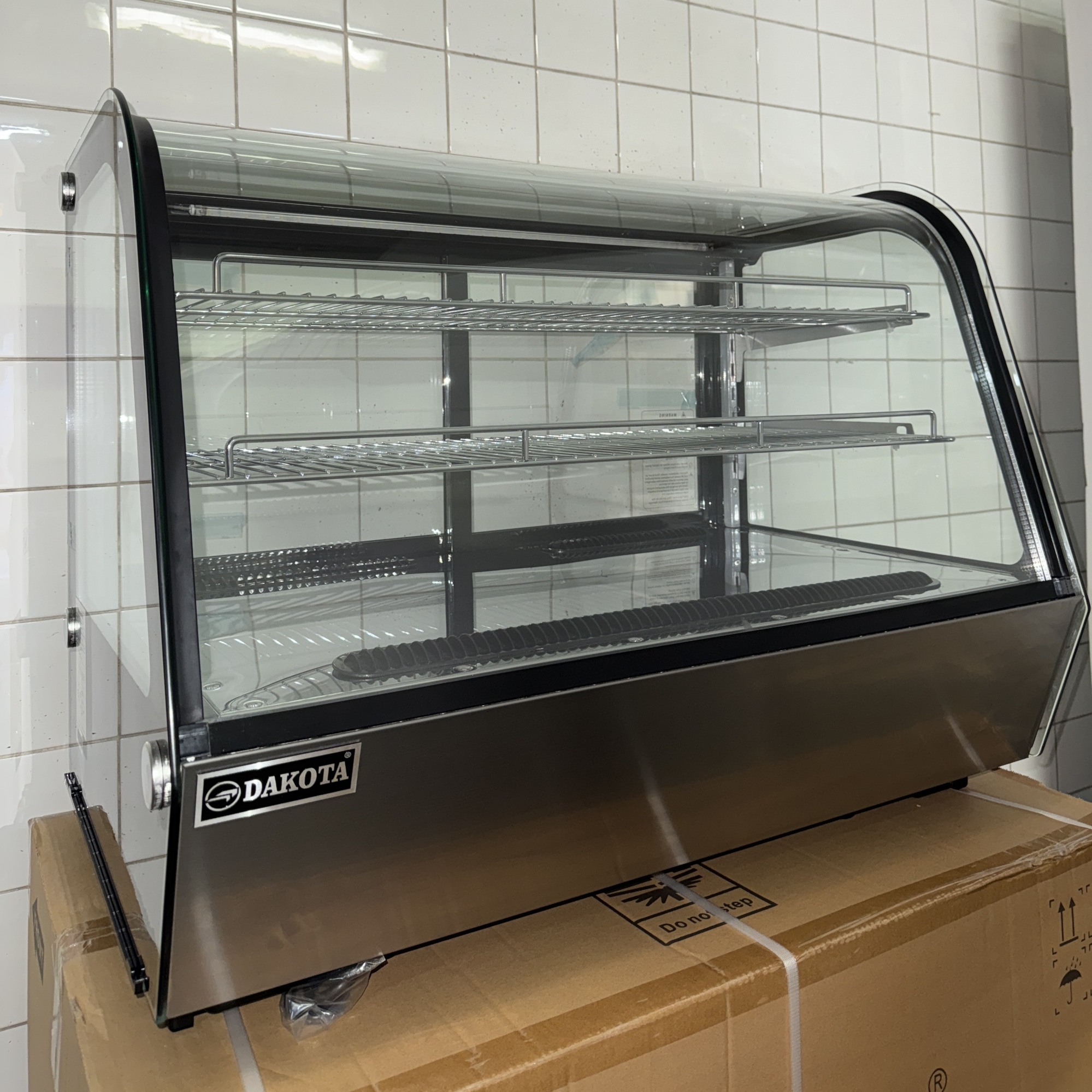 Exhibidor refrigerado Dakota de 160 litros visto en tres cuartos con sus dos rejillas de acero