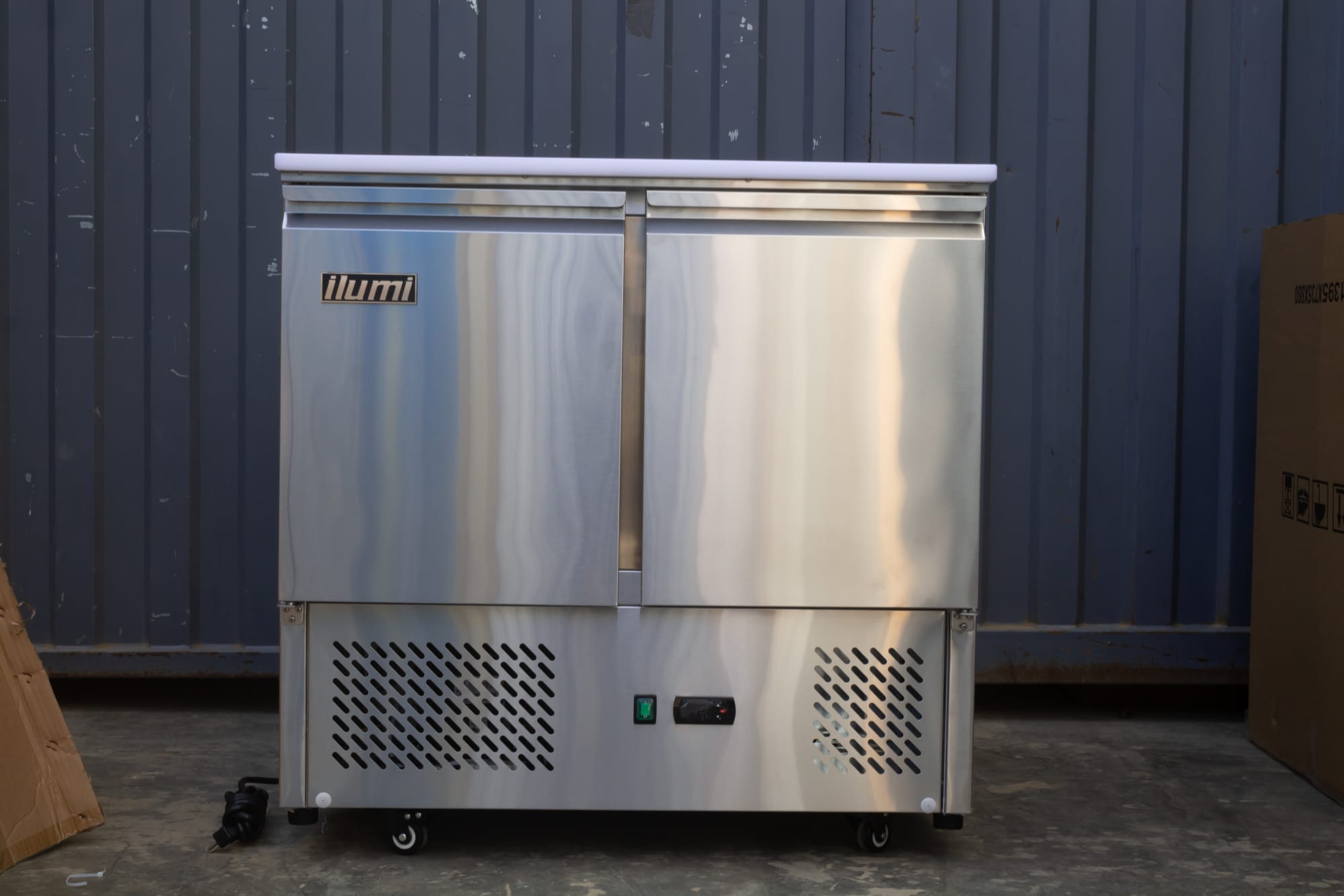 Mesa ensaladera Ilumi SLD-2SD vista de frente con las dos puertas cerradas