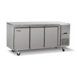 Mesa refrigerada Ilumi MG-3SD con fondo blanco
