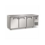 Mesa refrigerada Ilumi MG-3SDFC-S con fondo blanco